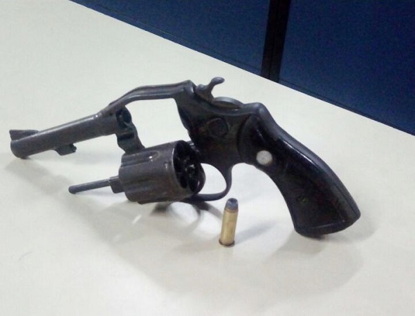 Homem detido com revólver em SJB