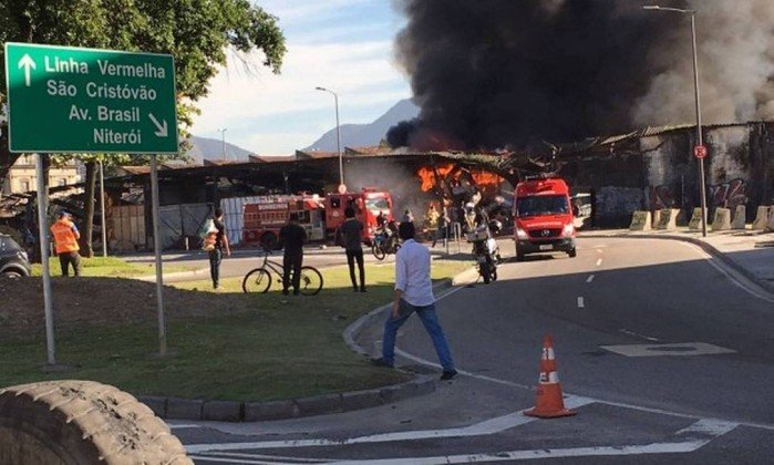 Incêndio atinge barracão de escola de samba no Rio
