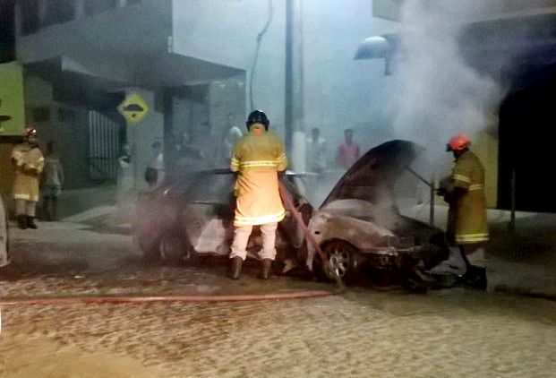 Carro incendiado em SJB