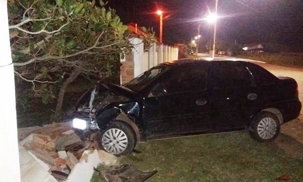 Carro colide e destrói muro de residência em Atafona