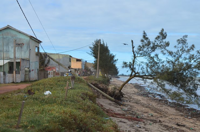 Mar revolto provoca erosão e derruba poste em São Francisco de Itabapoana