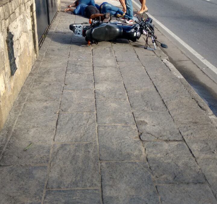 Queda de moto deixa três feridos