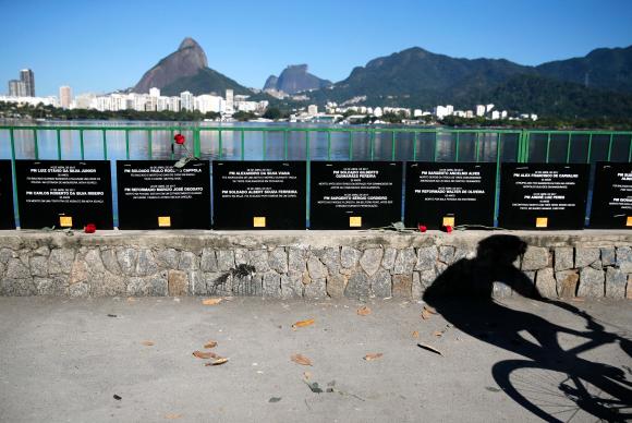 Placas que homenageiam policiais e crianças assassinados no Rio desaparecem