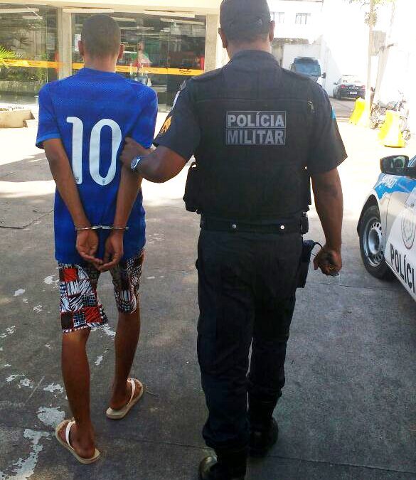 Jovem com mandado de prisão em aberto é encontrado por PMs de Barcelos