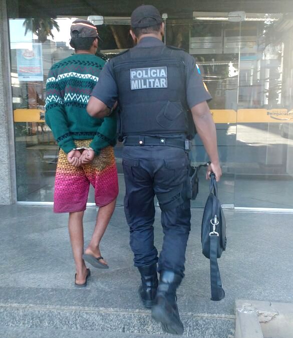 Jovem com mandado de prisão em aberto é preso por PMs de Barcelos
