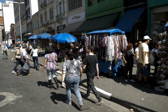 Desemprego volta a cair e vai a 12,8%, influenciado pela informalidade