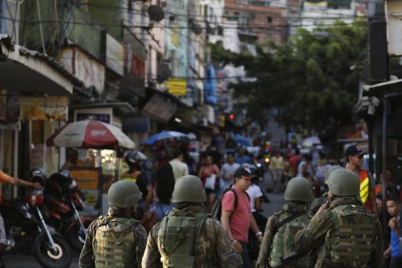 Quatro escolas reabrem na Rocinha; 1,6 mil alunos continuam sem aula no Rio