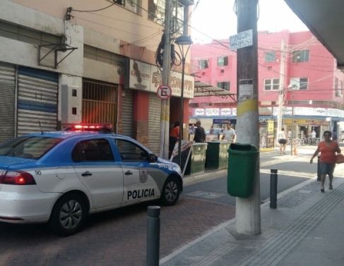 Homem armado assalta restaurante