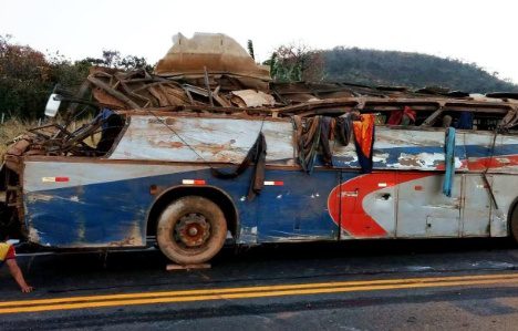 Acidente com ônibus deixa mortos e feridos na BR-146 em Minas Gerais