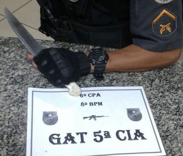 Jovem de 20 anos detido antes de tentar matar homem com faca em SJB