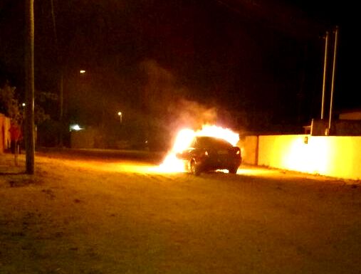 Carro pega fogo em Grussaí