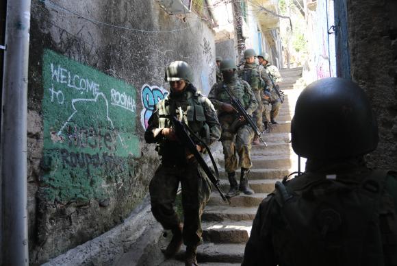 Policiais realizam operação na Rocinha; 18 foram detidos desde sexta
