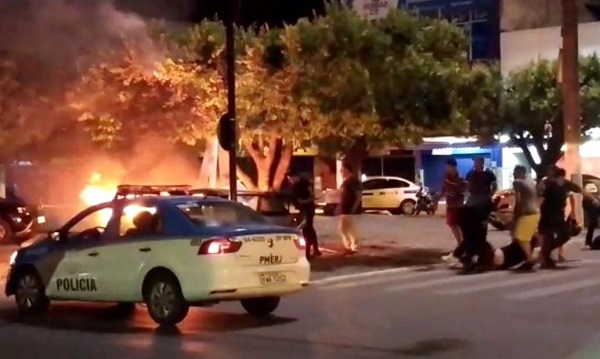 Carro pega fogo e Policiais Militares retiram duas vítimas de dentro de veículo