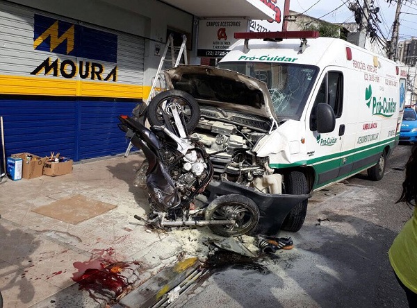 Jovem morre em grave acidente envolvendo motocicleta e ambulância