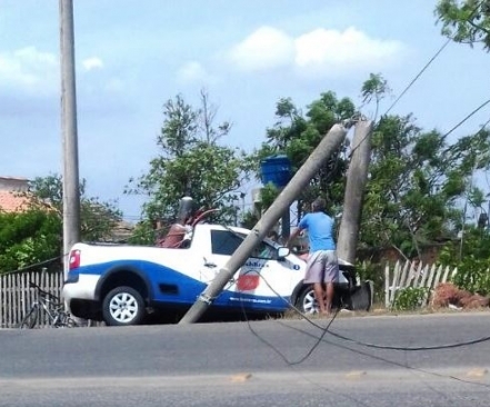 Homem ferido após colidir com carro transportando gás de cozinha em poste em SJB