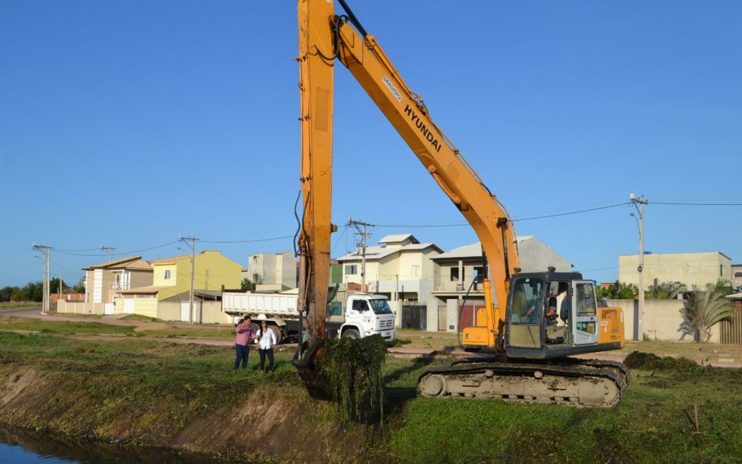 Prossegue limpeza de canais em SJB