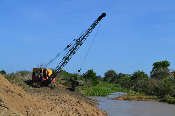 Parceria entre Prefeitura e Estado viabiliza limpeza do canal São Bento em SJB