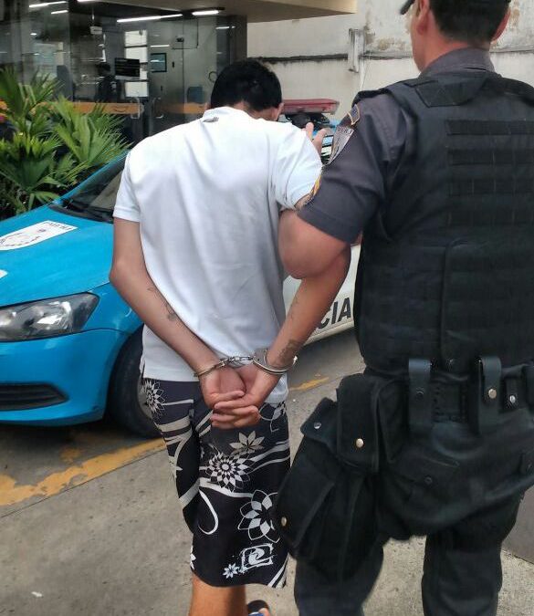 Jovem de 19 anos com mandado de prisão por homicídio é preso pela PM