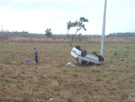 Mulher ferida após capotar com veículo às margens da BR 356