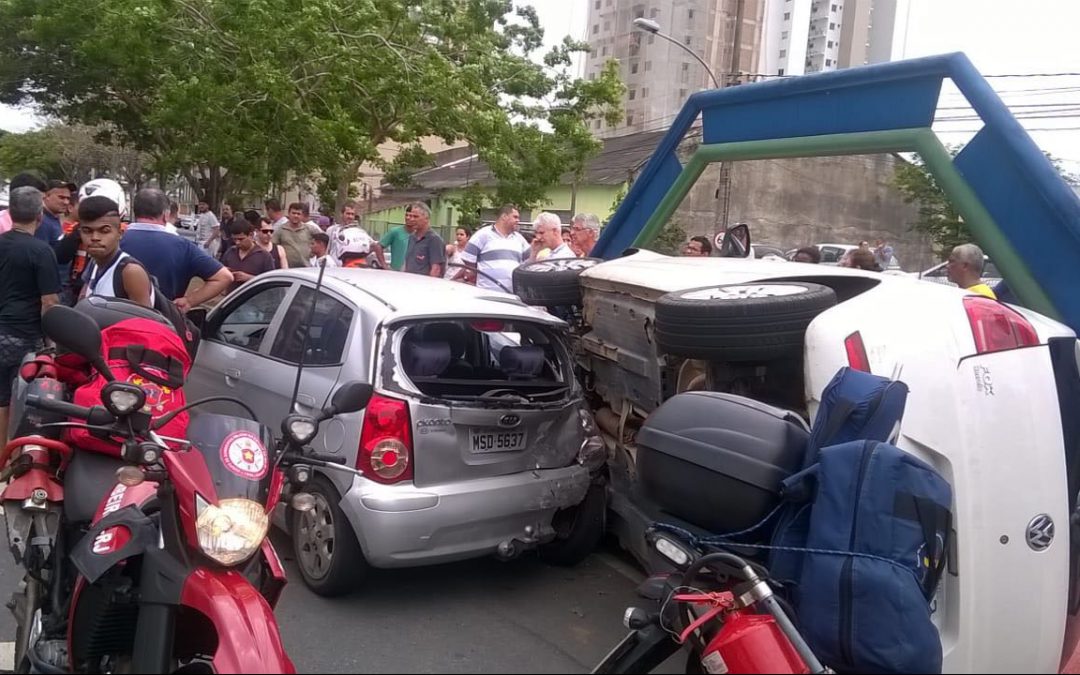 Motorista fica ferido após colidir com carro, virar e invadir ciclovia