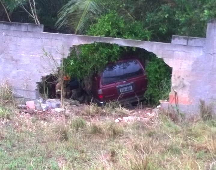 Homem fica ferido após perder controle de veículo e derrubar muro de residência em SJB
