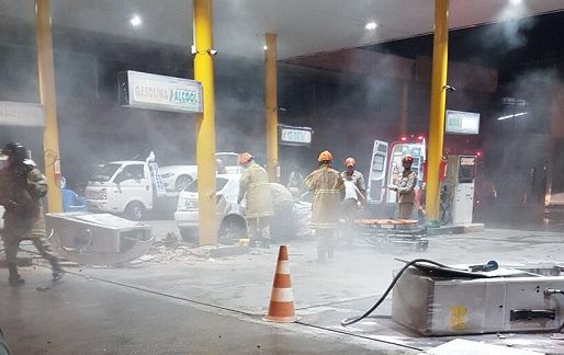 Jovens feridos após carro desgovernado invadir posto de combustível