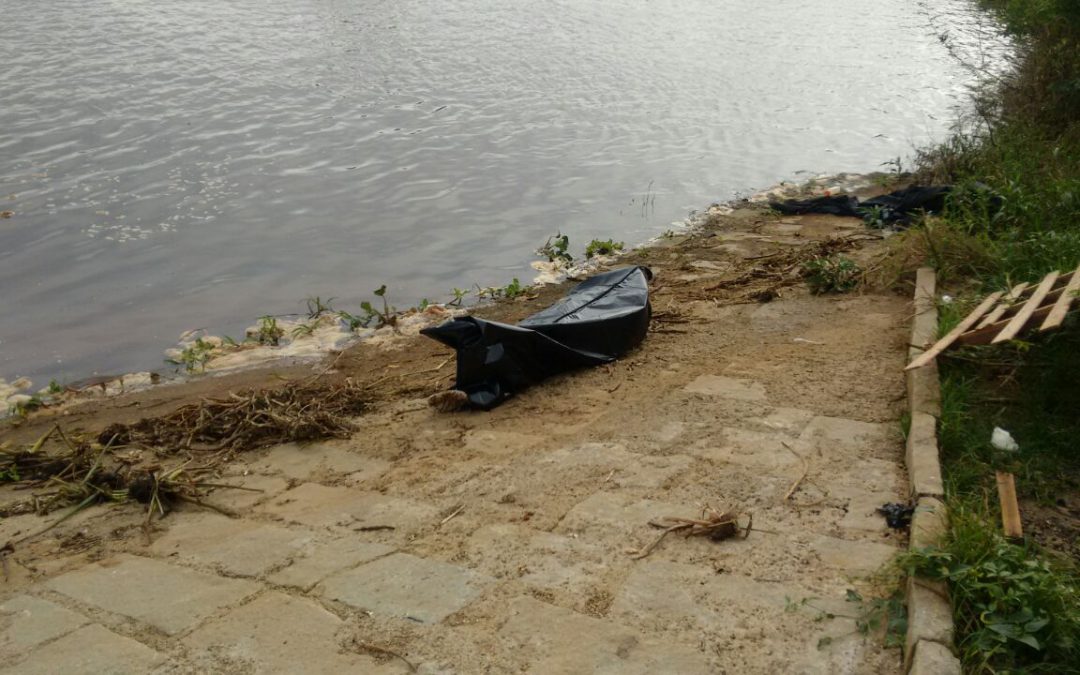 Corpo de homem encontrado boiando no rio Paraíba do Sul