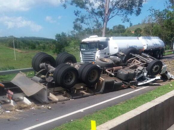 Homem morre após tombar com caminhão carregado de abacaxi