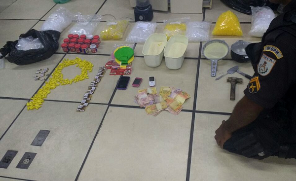 Homens presos e adolescentes apreendidos com cocaína, adrenalina e três mil pinos vazios