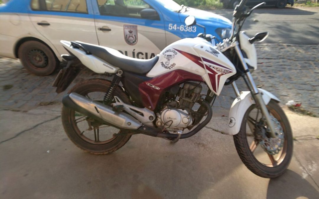 Polícia recupera motocicleta furtada dentro de residência em Atafona