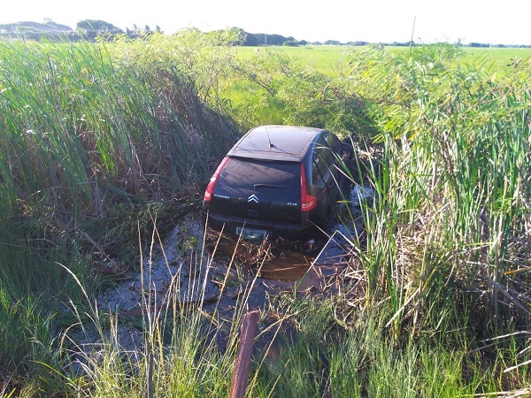 Condutor perde controle de veículo e caí em valão às margens da BR 356, em SJB