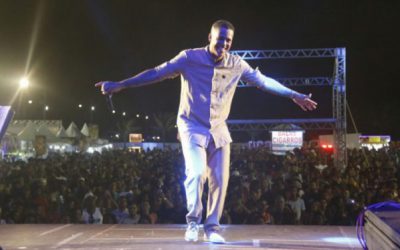 Noite de domingo ao som de Leandro Sapucahy no Balneário de Atafona