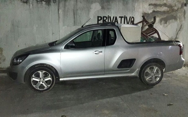 Carro roubado de casal que foi feito refém em Atafona é encontrado em Campos