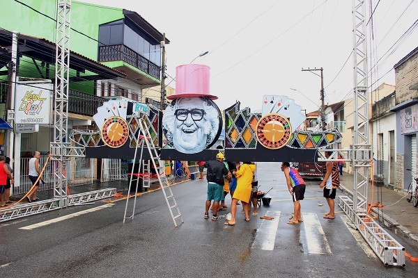 Centenário de Chacrinha é tema de decoração de Carnaval em SJB