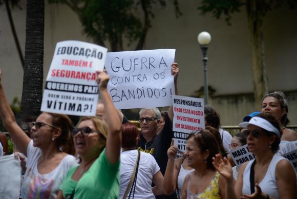 Moradores da zona sul do Rio vão às ruas em protesto contra a violência