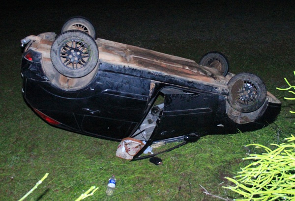Casal sai ileso após carro capotar em SJB