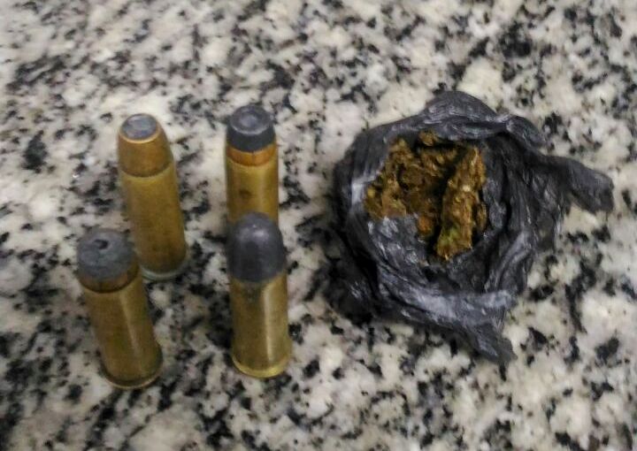 Adolescente apreendido com munições e maconha dentro de ônibus em SJB