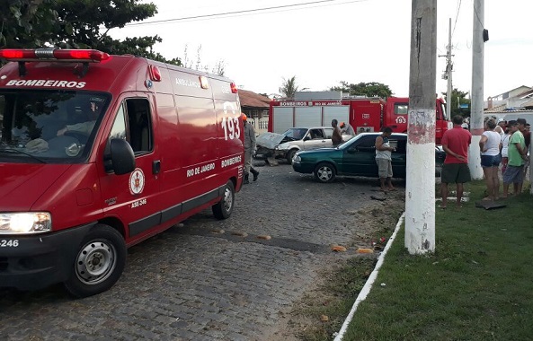 Dois feridos em colisão envolvendo carros e motocicleta em Atafona