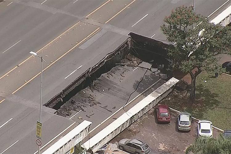Viaduto desaba no centro de Brasília