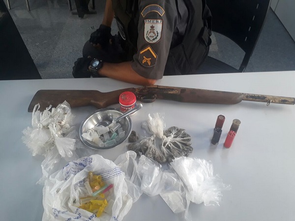 Homem detido com espingarda, munições, maconha e materiais para endolação