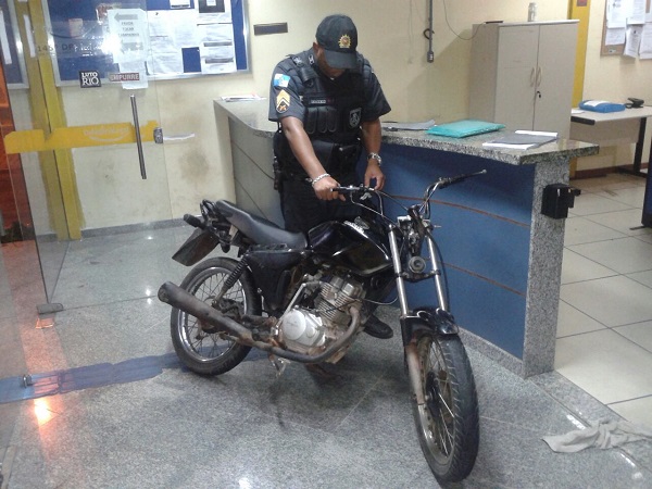 Jovem de 18 anos autuado e motocicleta apreendida em SJB