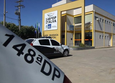 Jovens são encontrados mortos dentro de casa