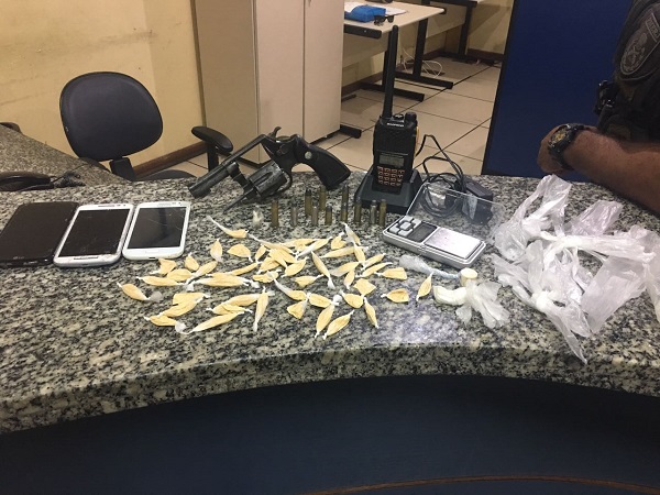 PM apreende revólver, munições, cocaína e quatro são detidos em Grussaí