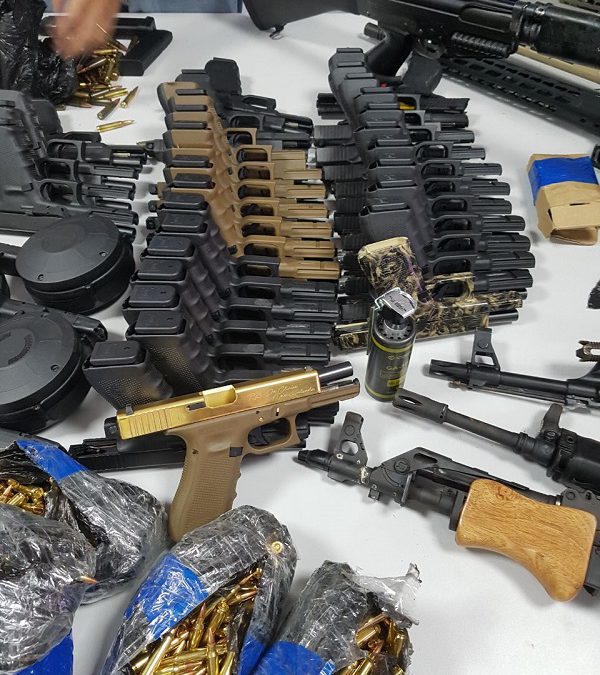 PRF apreende arsenal de guerra que seriam entregues no Complexo da Maré