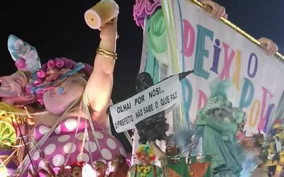 Mangueira desfila com imagem de Crivella em uma réplica de Judas