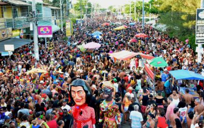 Bloco do Gordo e Boneca do Waldir animam sábado de carnaval em Grussaí
