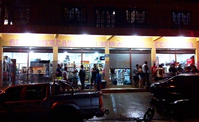 Fregueses feitos reféns e bandidos roubam R$ 25 mil de supermercado