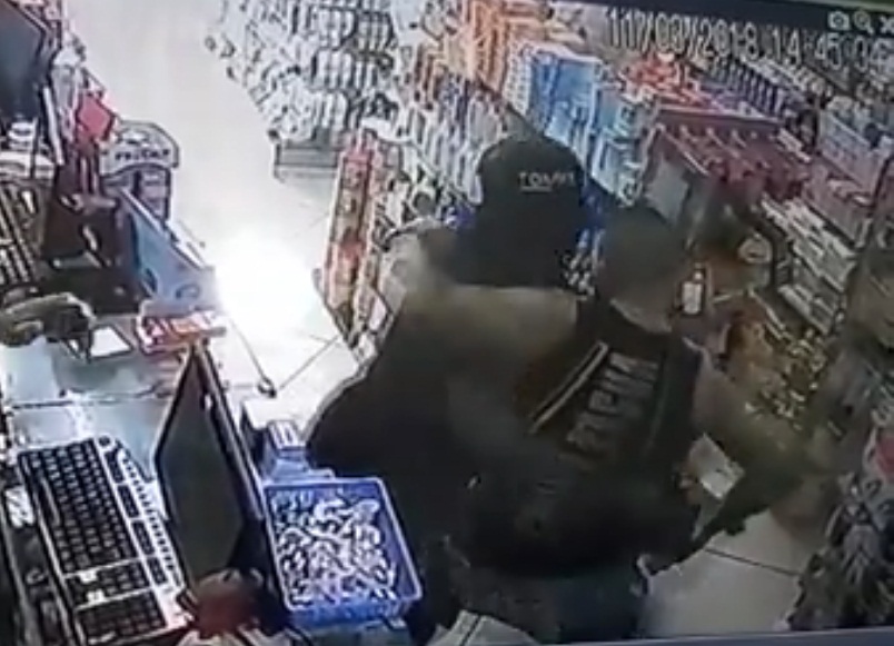 PM reage a assalto, é baleado e perde arma para criminoso em Macaé
