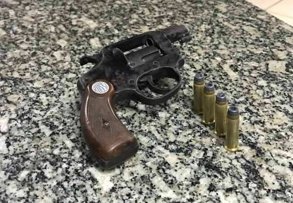Jovem detido com revólver