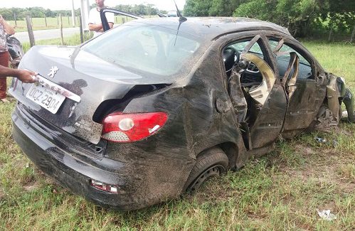 Professora ferida após capotar com carro em SJB – Veja fotos